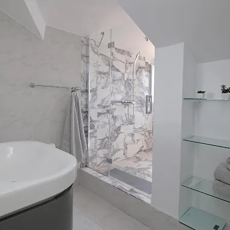 Spacious 2 Bedroom Luxeview- Oldtownview, 10min To Town Apartment *